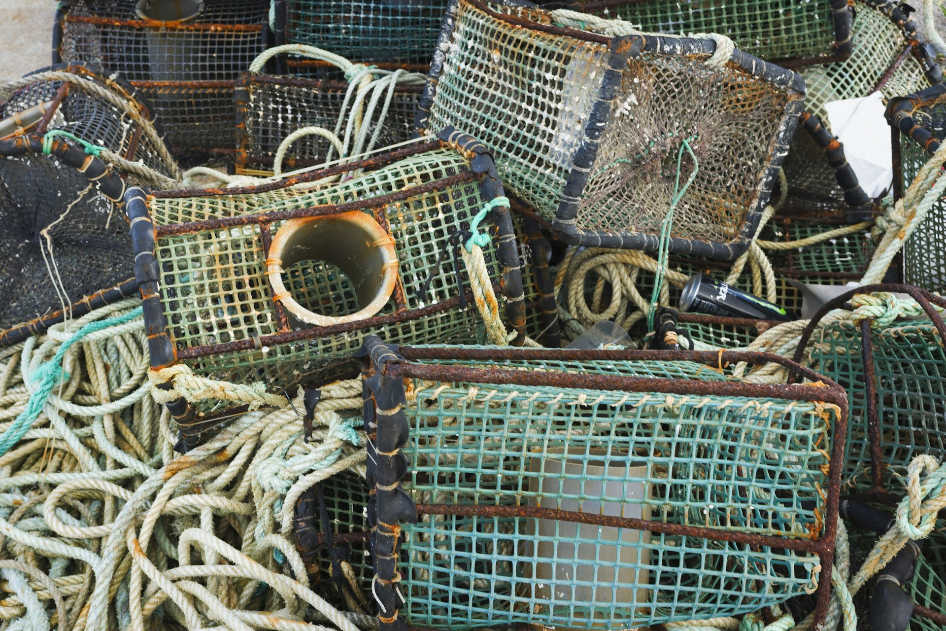 Redes y cajas de pesca en un puerto gallego